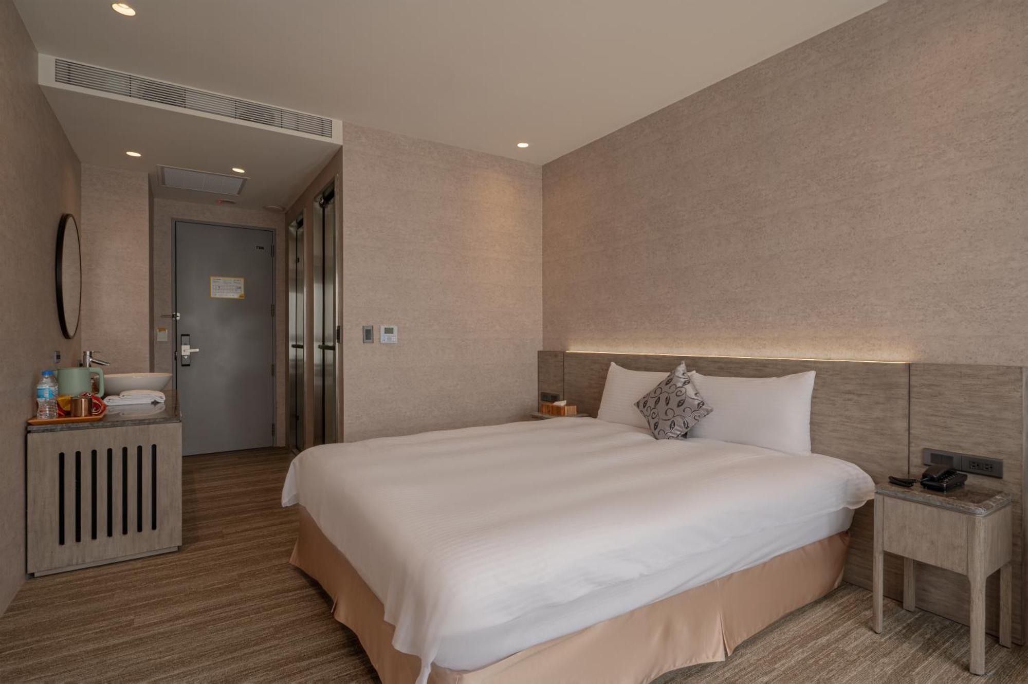 In Joy Hotel Тайчжун Экстерьер фото